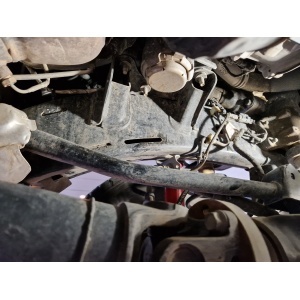 Prim-plan pe șasiul unui Jeep Wrangler JL (2018+) unde se va monta scutul motor metalic.