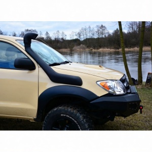 Vedere laterală a snorkelului de admisie aer, montat pe dreapta unui Hilux Vigo.