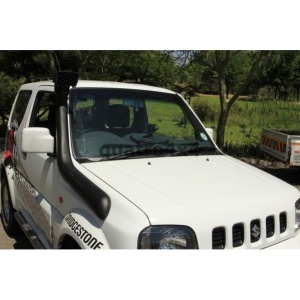 Snorkel Snakeman 4WD montat pe un Suzuki Jimny JB23, evidențiind integrarea perfectă.