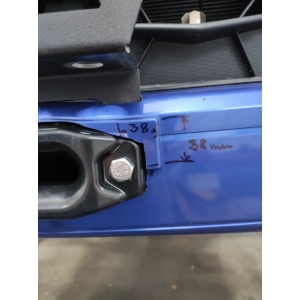 Măsurători tehnice pentru decupajul necesar în bara frontală a vehiculului.