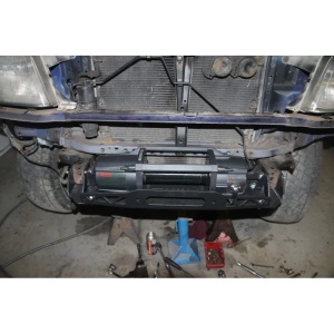 Suportul de troliu montat pe șasiul unui Land Cruiser J90, fără bară.