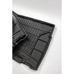 Vedere oblică a tăviței portbagaj Frogum ProLine 3D, cu design specific BMW X3.