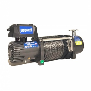 Troliul Husar Winch din alt unghi, cu motorul și cutia de control vizibile.