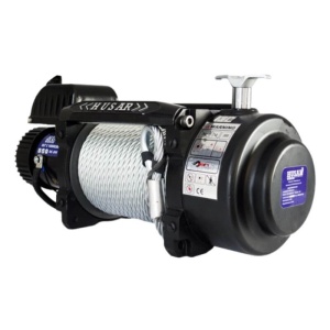 Prim-plan pe tamburul troliului Husar Winch 18000lbs, evidențiind cablul de oțel.