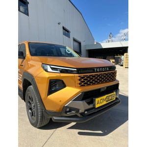 Bară protecție față AQM4WD Arrow Plus Negru montată pe Toyota Hilux (2026+).