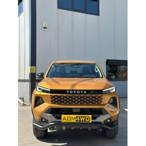 O altă perspectivă frontală a barei de protecție PST28 montate pe autovehiculul Toyota Hilux (2026+).