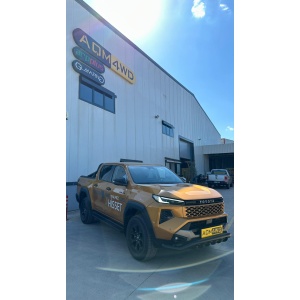 Vedere lateral-frontală a barei AQM4WD PST30 montată pe un Toyota Hilux (2026+).