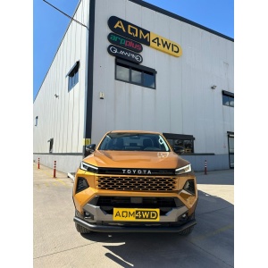 Vedere amplă frontală a modelului Toyota Hilux (2026+) echipat cu bara de protecție PST20.