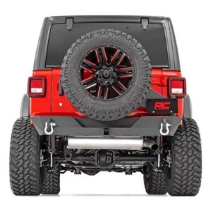 Bara spate Rough Country montată pe un Jeep Wrangler JL, vedere din spate.