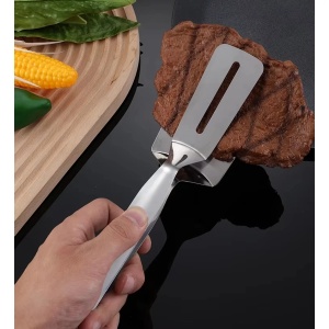 O mână ține cleștele Perfect Home de 25 cm, ridicând carnea de pe o suprafață închisă.