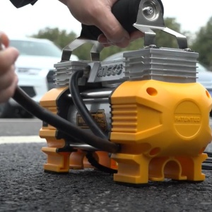 Compresor auto cu 2 cilindri, accesorii si geanta incluse Ingco - Img 4