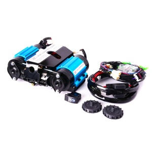 Compresor de aer cu dublu piston HF, prezentat alături de cablurile și accesoriile incluse.