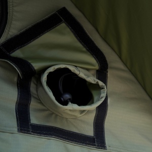 Orificiu de acces pentru cabluri în interiorul cortului CampTalk Whisper 190.