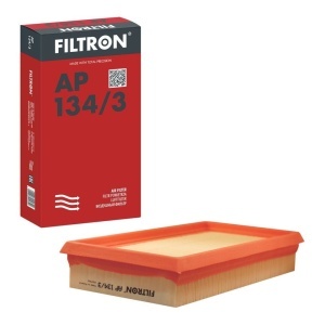Filtru de aer Filtron AP 134/3 lângă ambalajul său, potrivit pentru Suzuki Samurai (1992-2004).