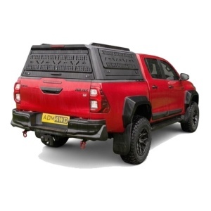 Hardtop AQM Q80 pe o Toyota Hilux, vedere din spate.