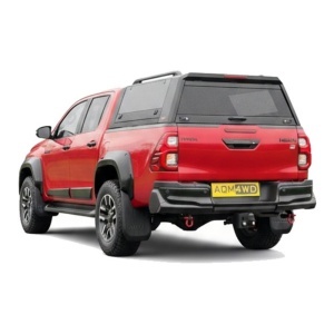 Hardtop AQM G80 pe o Toyota Hilux, vedere din spate.