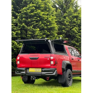 Hardtop negru pentru Toyota Hilux (2015-2025), cu 3 geamuri fumurii securizate rabatabile și geam frontal culisant AQMCAB G80