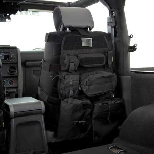 Prim-plan cu husa de scaun Smittybilt G.E.A.R. montată pe scaunul din față al unui Jeep Wrangler JK.