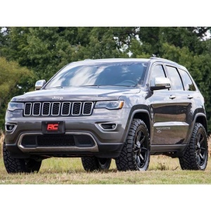 Vedere frontală a Jeep-ului Grand Cherokee WK2 echipat cu kitul de suspensie.