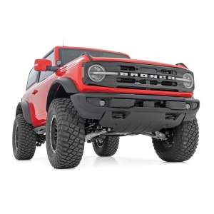 Vedere frontală a unui Ford Bronco modificat, cu suspensia ridicată.