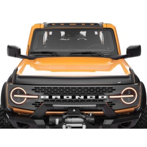 Vedere frontală a unui Ford Bronco echipat cu lampa marker AeroCab Pro pe plafon.