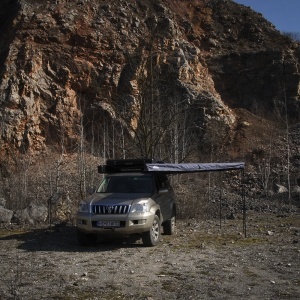 Vedere frontală a marchizei extinse pe un vehicul 4x4.