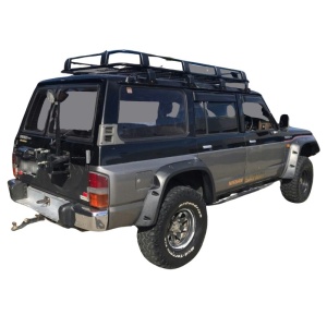 Overfenderele texturate văzute din spate, montate pe Nissan Patrol Y60.