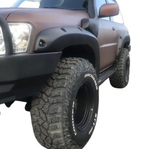 Vedere frontală a overfenderelor montate pe Nissan Patrol, evidențiind textura.
