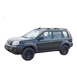 Vedere frontală extinsă a Nissan X-Trail T30 cu overfendere Kut Snake de 45 mm.