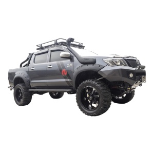 Vedere laterală detaliată a overfenderelor de 95 mm pe Toyota Hilux Vigo.
