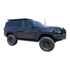 Overfendere Kut Snake 50 mm pe Toyota Land Cruiser 300 (2021+) cu bara față off-road.