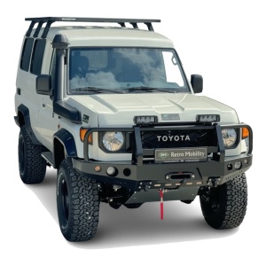 Vedere din față a vehiculului Toyota Land Cruiser 78 (2024+) echipat cu overfendere 70 mm.