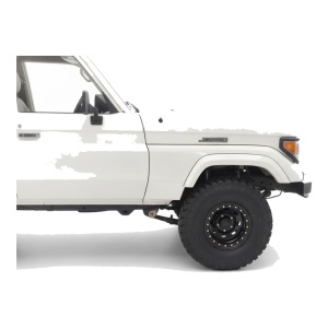 Vedere laterală a overfenderului de 50 mm pe roata față la Toyota Land Cruiser 79.