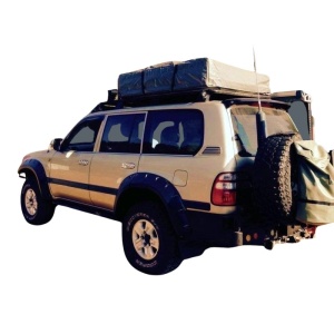 Vedere din spate a overfenderelor montate pe un Toyota Land Cruiser.