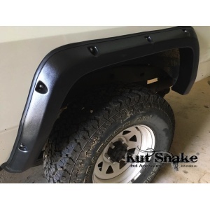 Overfender Kut Snake de 55 mm montat pe o Toyota Land Cruiser LJ7/KZJ7 2 uși.