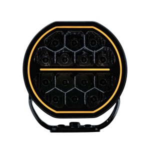 Proiector LED Big Energy 7″, 70W, 5600 lm, rază 465m, 5700K, fascicul optimizat 15,7°, lumină poziție albă și galbenă, carcasă aluminiu negru, lentilă policarbonat, suport inox, rezistent la apă și praf (IP67/IP69K), Strands