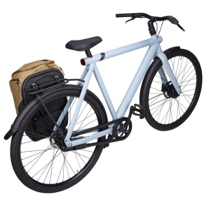 Rucsacul Thule Paramount de 26L montat ca geantă laterală pe portbagajul unei biciclete.