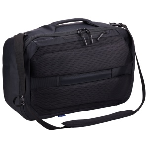 Rucsacul Thule Subterra 2 Convertible Carry-On de 40L, utilizat ca geantă de voiaj.