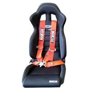 Scaunul Raptor4X4 prezentat cu centuri de siguranță sport portocalii.