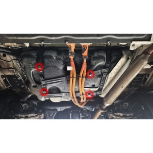 Puncte de fixare evidențiate pentru montarea scutului de rezervor 2mm la Chery Tiggo 9.