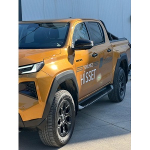 Pragul S32 AQM4WD și roata față a modelului Toyota Hilux (2026+) în prim-plan.
