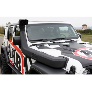 Prim-plan cu snorkelul Safari montat pe capota unui Jeep Wrangler JL.