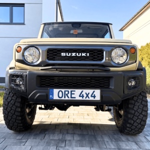 Vedere frontală a vehiculului Suzuki Jimny JB74 compatibil.