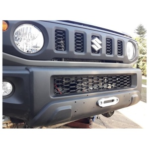 Vedere frontală a suportului de troliu montat pe un Suzuki Jimny JB74.