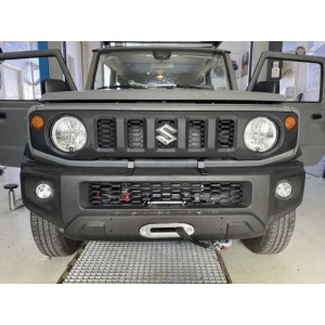 Suportul de troliu montat pe un Suzuki Jimny, cu troliul integrat în bară.