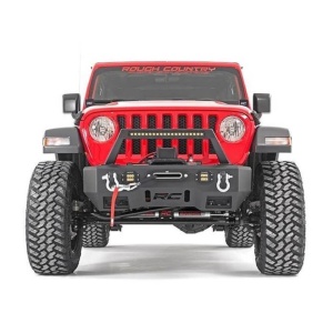 Vedere frontală a unui Jeep Wrangler JL roșu, cu amortizorul montat.