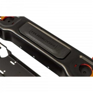 Prim-plan cu placa de acoperire Rubicon pentru placa de troliu a barei față Jeep Wrangler JK.