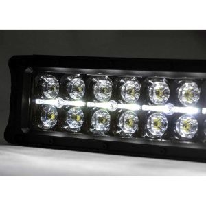 Prim-plan cu LED-urile barei, evidențiind rândul dual și lumina DRL.