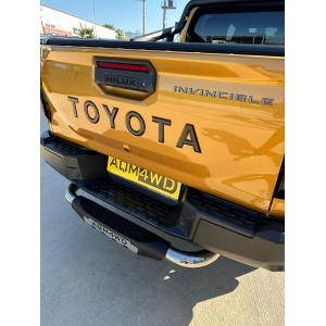 Prim-plan al barei spate AQM4WD PAK25, montată pe Toyota Hilux (2026+).