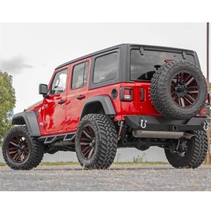 Jeep Wrangler JL echipat cu bara spate și suportul de roată, vedere 3/4 din spate.